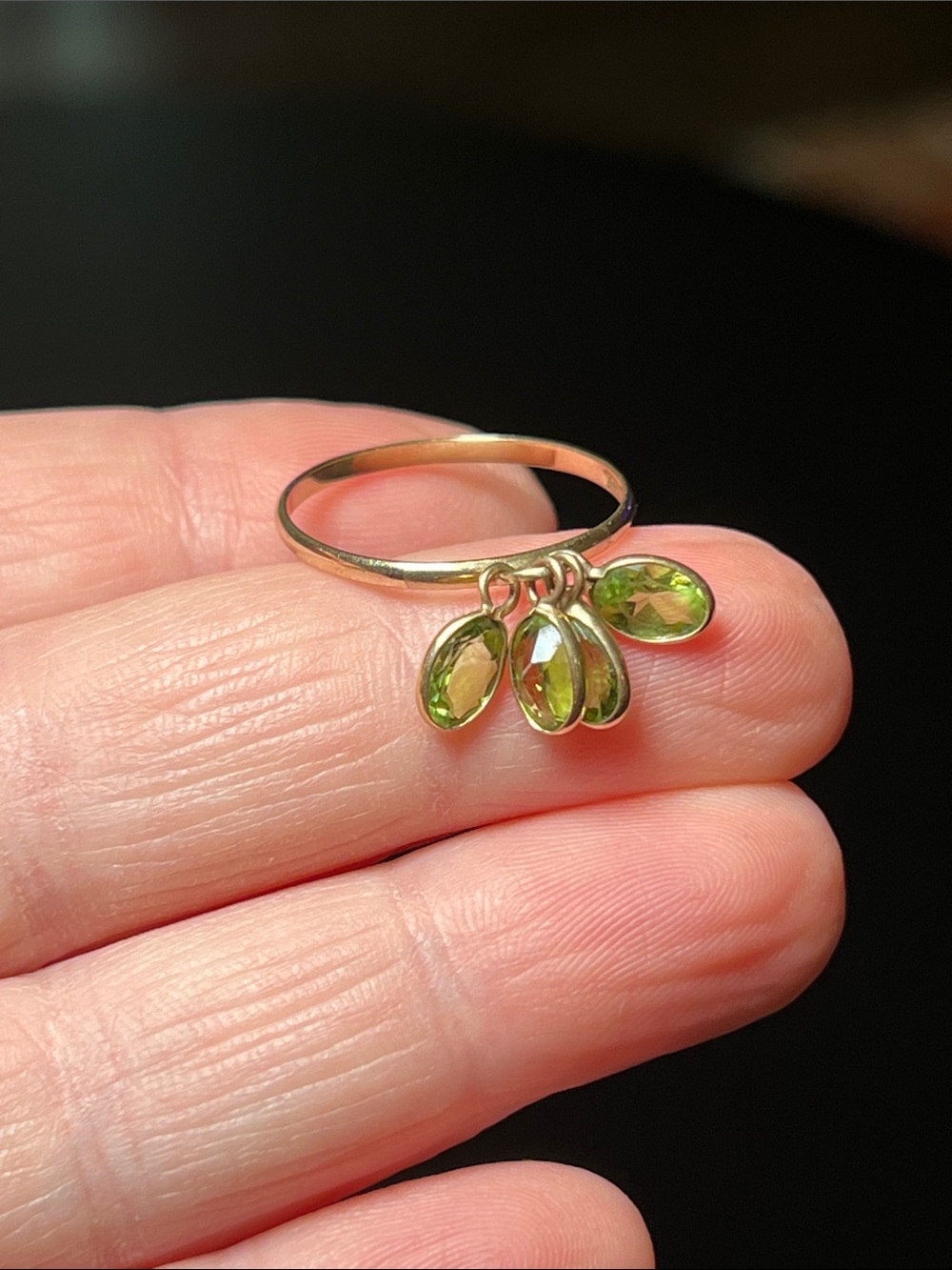 Vintage 10k Solid Yellow Gold Green Peridot Gemstone Dangle Charm Ring - Picture 6 of 13